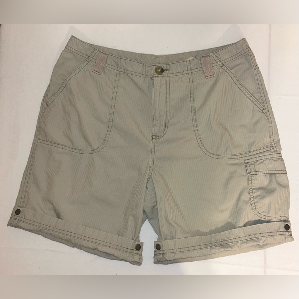 Columbia Women's XCO Light Khaki/Beige Outdoor Cargo Shorts. Size 12.
